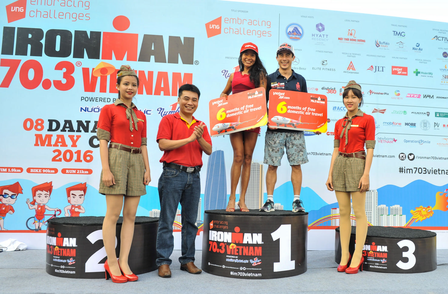 Đại diện Vietjet đã trao giải thưởng cao nhất cho quán quân chiến thắng tại cuộc thi.
