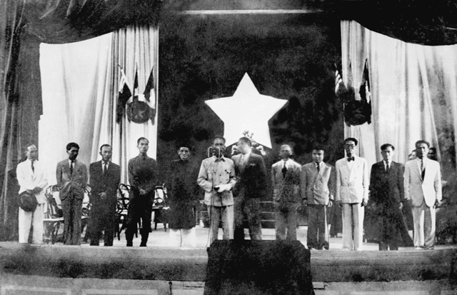 Chủ tịch Hồ Chí Minh cùng các thành viên của Chính phủ tuyên thệ nhậm chức tại Kỳ họp thứ nhất, Quốc hội khóa I (2-3-1946).