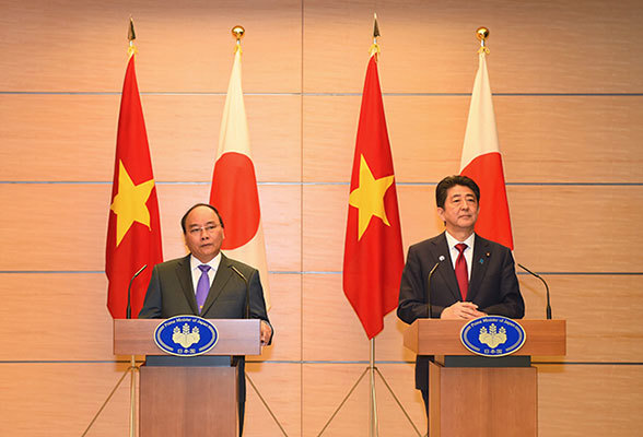Sau Hội nghị G7, Thủ tướng Nguyễn Xuân Phúc và Thủ tướng Nhật Bản Sin-dô A-bê họp báo về những kế quả đạt được trong quan hệ Việt Nam – Nhật Bản.