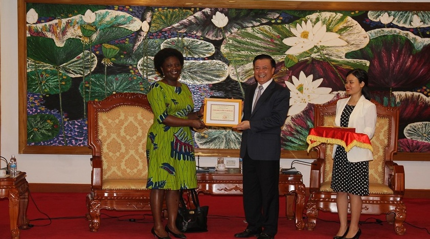 Bộ Trưởng Bộ Tài chính Đinh Tiến Dũng trao  Kỷ niệm chương "Vì sự nghiệp Tài chính" cho bà Victoria Kwakwa, Phó Chủ tịch Ngân hàng Thế giới (WB) phụ trách khu vực Đông Á – Thái Bình Dương.