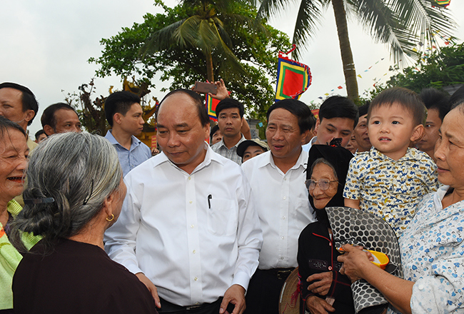 Thủ tướng Nguyễn Xuân Phúc cùng người dân huyện Vĩnh Bảo, TP. Hải Phòng.