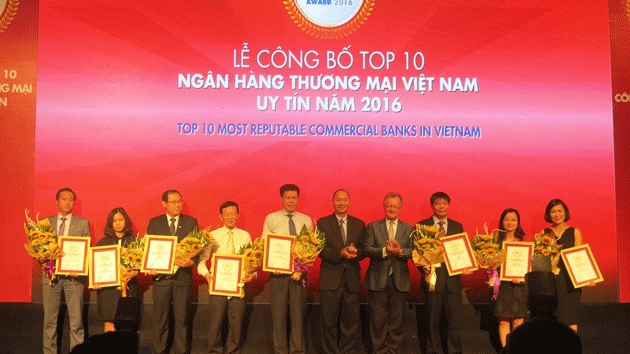 Lễ công bố 10 ngân hàng thương mại Việt Nam và top 10 công ty bảo hiểm uy tín năm 2016.
