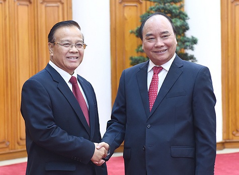 Thủ tướng Nguyễn Xuân Phúc tiếp Phó Thủ tướng, Bộ trưởng Tài chính Lào Somdy Douangdy. Ảnh: VGP/Quang Hiếu