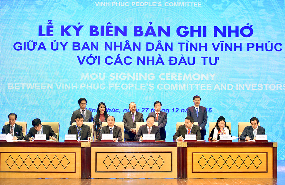 Thủ tướng Nguyễn Xuân Phúc chứng kiến lễ ký kết biên bản ghi nhớ giữa UBND tỉnh Vĩnh Phúc và các nhà đầu tư. Ảnh: VGP.Quang Hiếu