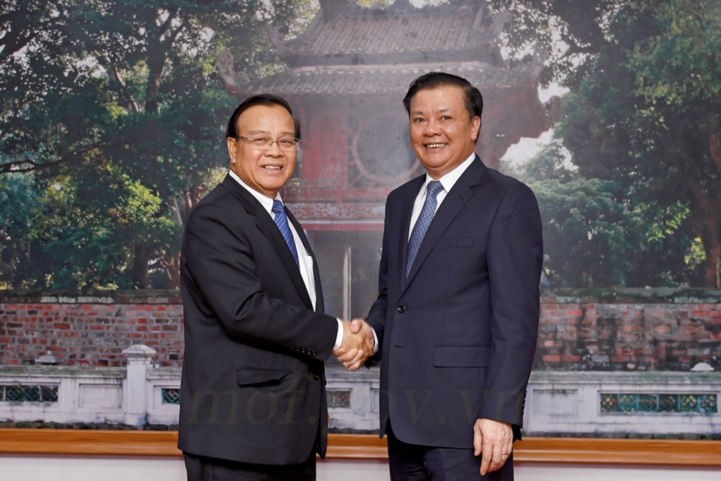 Bộ trưởng Đinh Tiến Dũng chào mừng Phó Thủ tướng CHDCND Lào đến thăm và làm việc tại Bộ Tài chính.