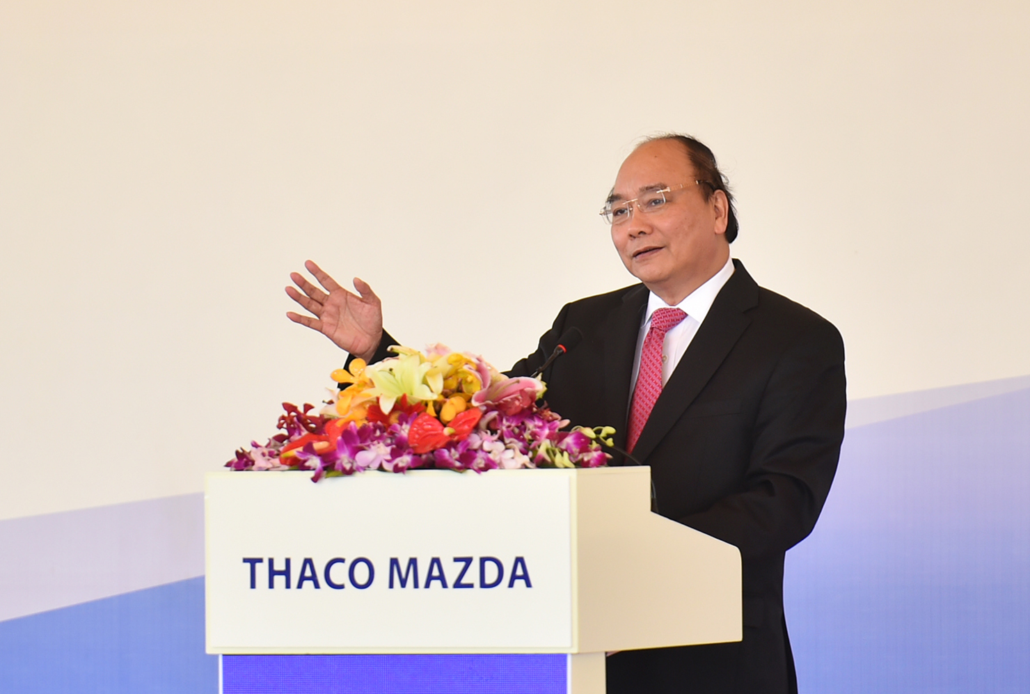 Thủ tướng Nguyễn Xuân Phúc đánh giá cao việc THACO hợp tác với Mazda để sản xuất ô tô tại Việt Nam theo công nghệ hiện đại. Ảnh: VGP/Quang Hiếu
