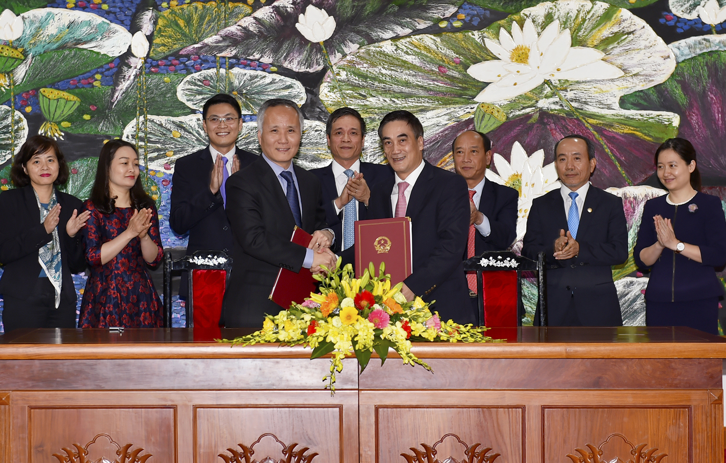 Thứ trưởng Bộ Tài chính Trần Xuân Hà và Thứ trưởng Bộ Công thương Trần Quốc Khánh ký Quy chế phối hợp trong lĩnh vực bảo hiểm nhân thọ.