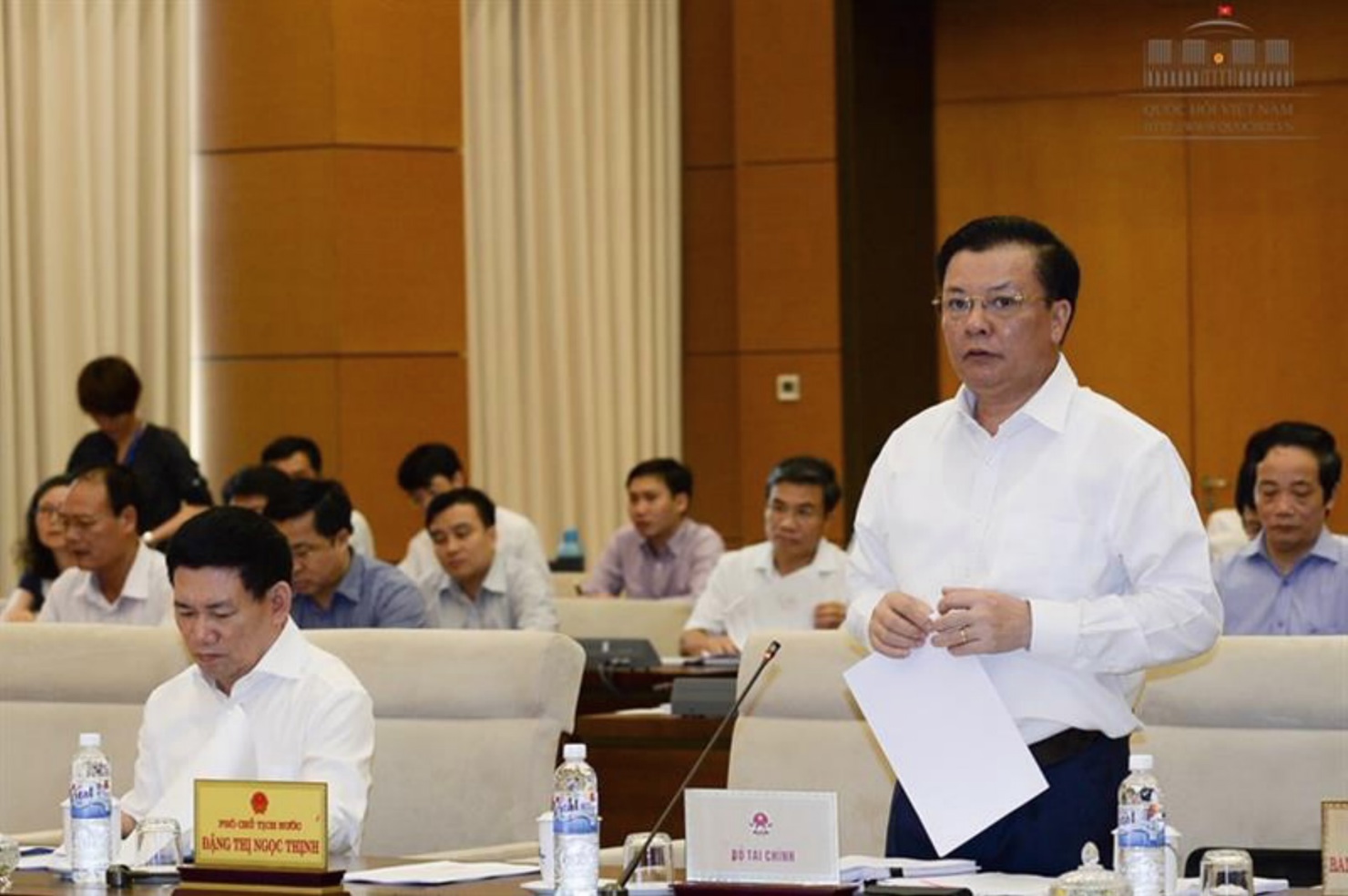 Bộ trưởng Bộ Tài chính Đinh Tiến Dũng trình bày báo cáo tại phiên họp Ủy ban Thường vụ Quốc hội chiều 19/4.