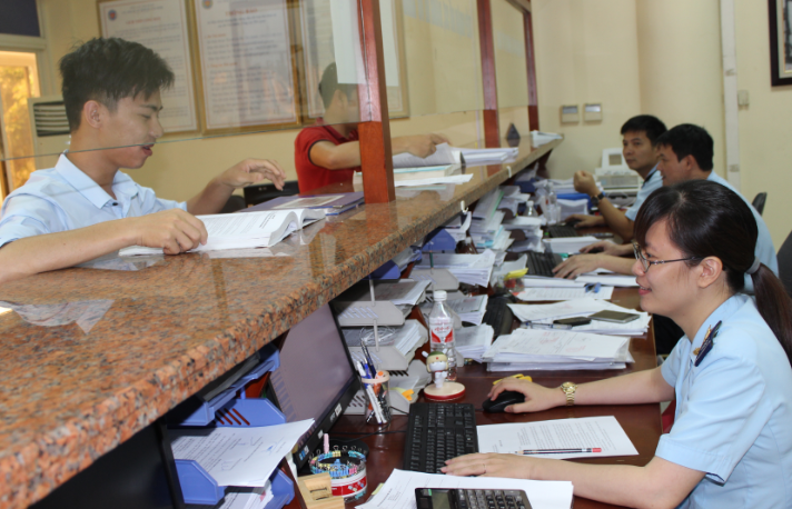 Cán bộ, công chức Hải quan Quảng Ninh hướng dẫn thủ tục hải quan cho doanh nghiệp.