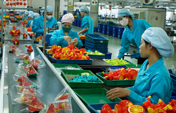 TS. Lưu Bích Hồ cho rằng sản xuất gia công cần tạo ra nhiều giá trị hơn. 