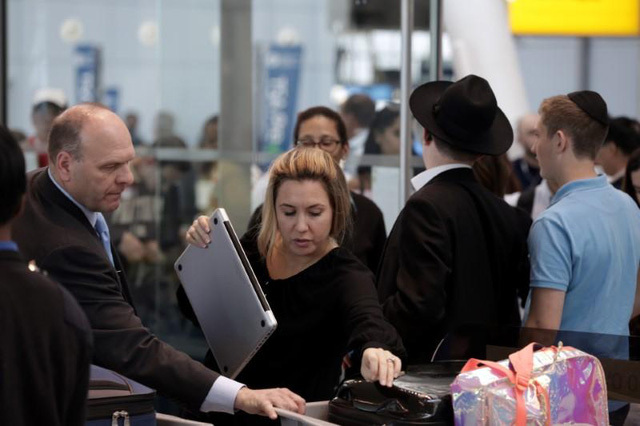 Kiểm tra an ninh tại một sân bay - Ảnh: Reuters 