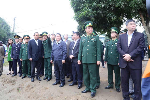 Phó Thủ tướng Thường trực- Trưởng BCĐ 389 quốc gia Trương Hòa Bình kiểm tra công tác chống buôn lậu trên tuyến biên giới tỉnh Lào Cai. Ảnh: TH