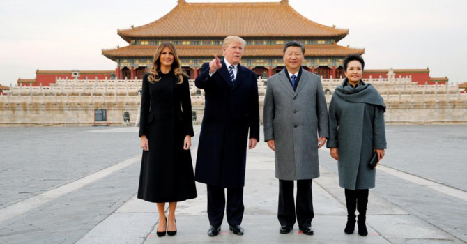 Chủ tịch Trung Quốc Tập Cận Bình và phu nhân Bành Lệ Viện đưa Tổng thống Mỹ Donald Trump và phu nhân Melania thăm Tử Cấm Thành, Bắc Kinh, ngày 08/11/2017. Ảnh REUTERS/Jonathan Ernst