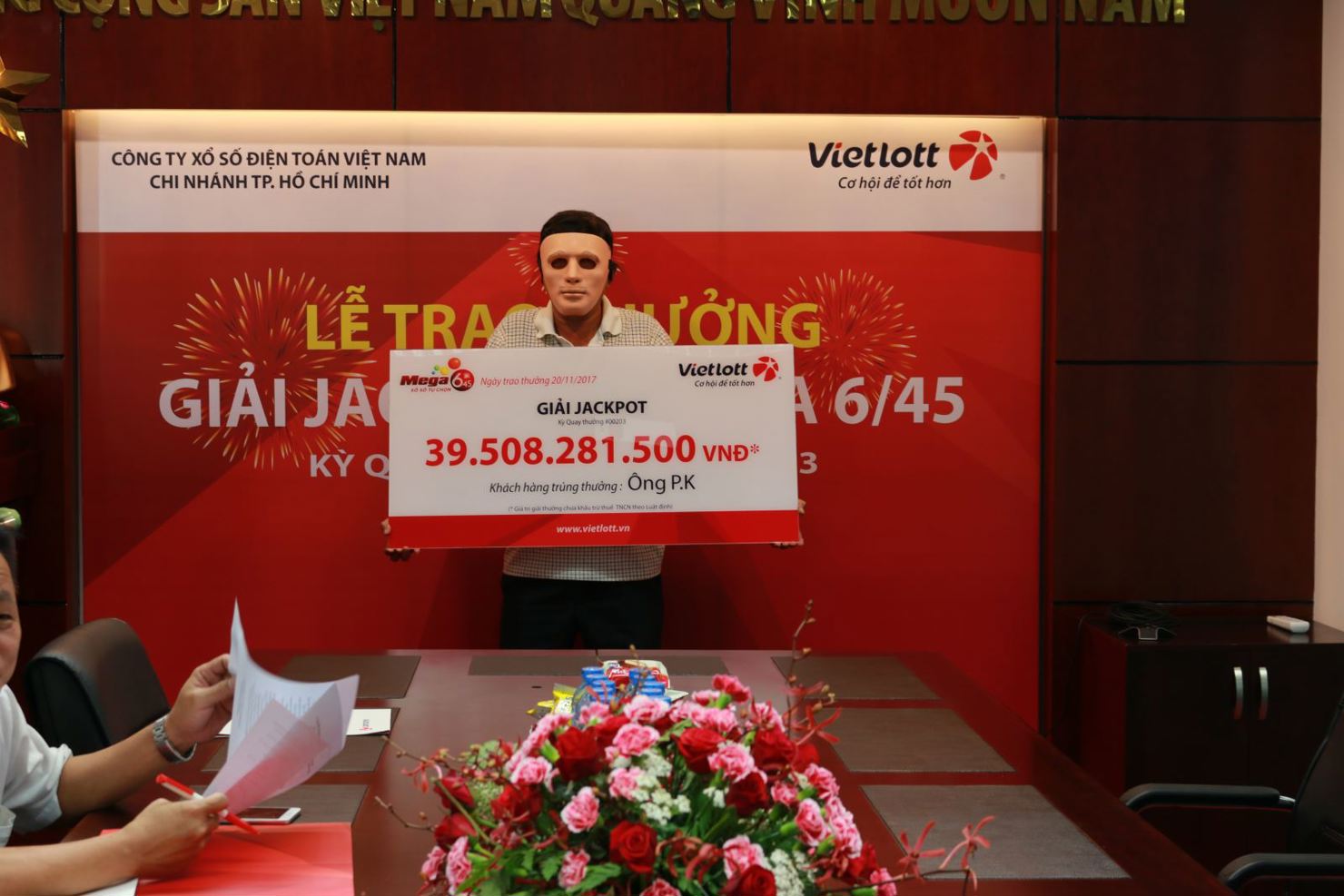 Vietlott trao thưởng cho ông P.K dưới sự chứng kiến của đại diện cơ quan quản lý nhà nước, Deloitte Việt Nam.
