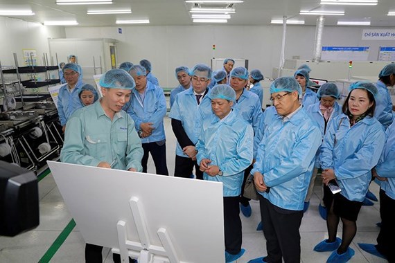 Lãnh đạo Samsung Việt Nam khảo sát tại Công ty Manutronics. (Nguồn: Samsung)