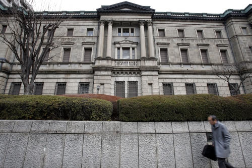 NHTW Nhật (BOJ) đang đối mặt với nhiều lời than phiên từ các ngân hàng