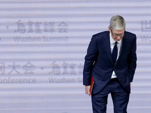 Đích thân Tim Cook phải xin lỗi về sự cố Apple làm chậm iPhone.