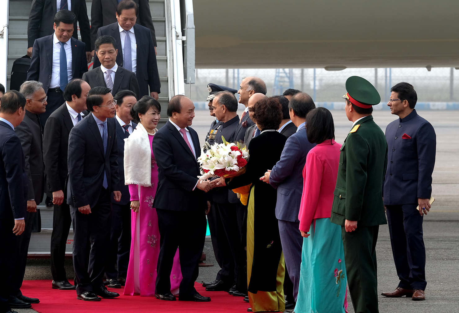 Các quan chức Ấn Độ đón Thủ tướng, Phu nhân và đoàn Việt Nam. Ảnh: VGP/Quang Hiếu 