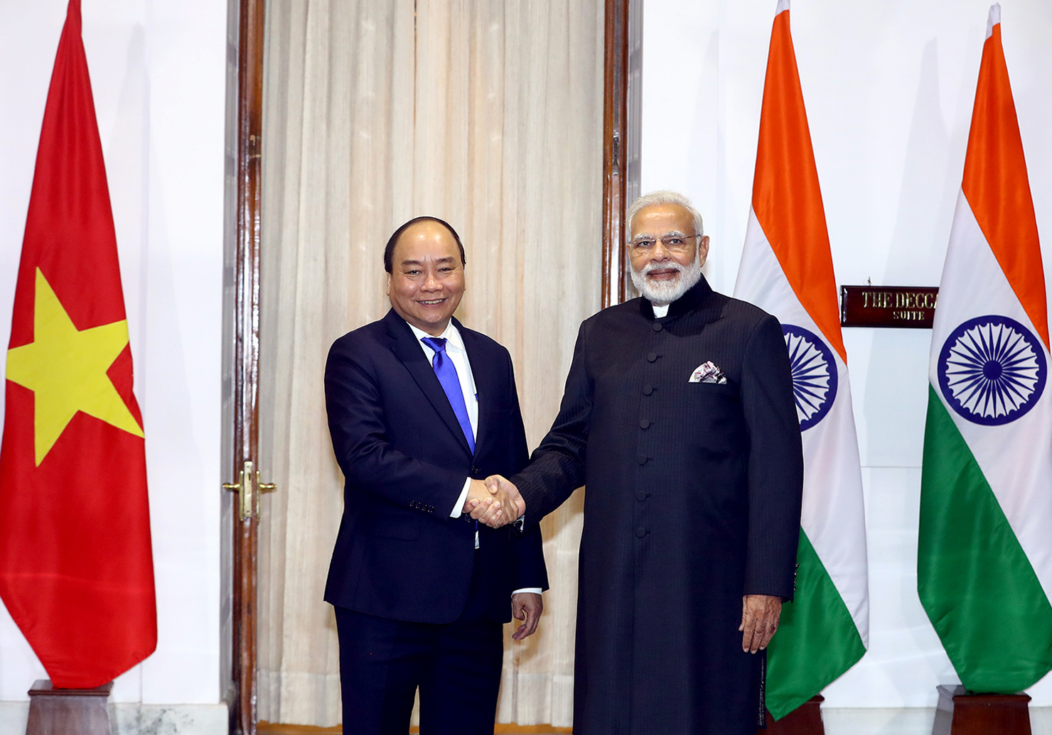 Thủ tướng Nguyễn Xuân Phúc và Thủ tướng Narendra Modi trước khi hội đàm. Ảnh: VGP/Quang Hiếu