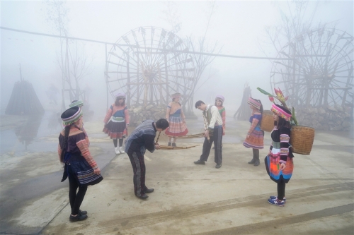 Hội thi múa khèn của đồng bào dân tộc H’Mông.
