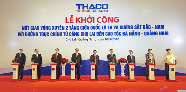 Đại diện Bộ Giao thông Vận tải, UBND tỉnh Quảng Nam và THACO ấn nút khởi công dự án.
