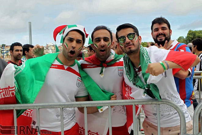 Người hâm mộ Iran sẽ phải cổ vũ cho đội nhà với giá cước truyền hình không hề rẻ. Ảnh: IRNA.