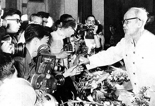 Sinh thời, Chủ tịch Hồ Chí Minh đánh giá rất cao vị trí, vai trò của báo chí cách mạng và người làm báo trong sự nghiệp cách mạng của Đảng và nhân dân.