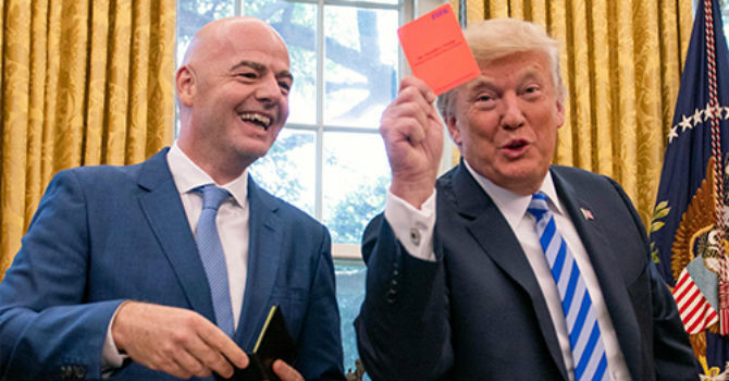 Tổng thống Trump (bên phải) trong cuộc gặp chủ tịch FIFA Gianni Infantino (bên trái) tại Nhà Trắng.