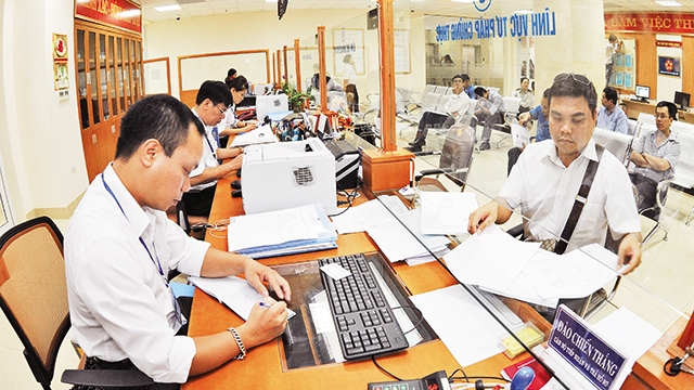 Bộ phận một cửa UBND quận Hoàn Kiếm (Hà Nội) giải quyết thủ tục hành chính phục vụ người dân.Ảnh: Thanh Hà