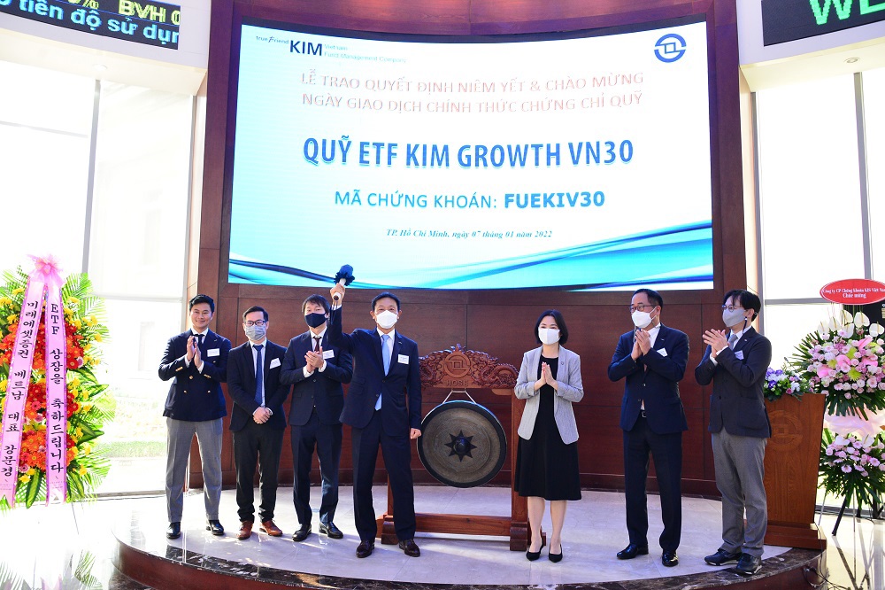 Lễ trao quyết định niêm yết và chính thức giao dịch chứng chỉ quỹ Fuekiv30 của Quỹ ETF KIM Growth VN30.