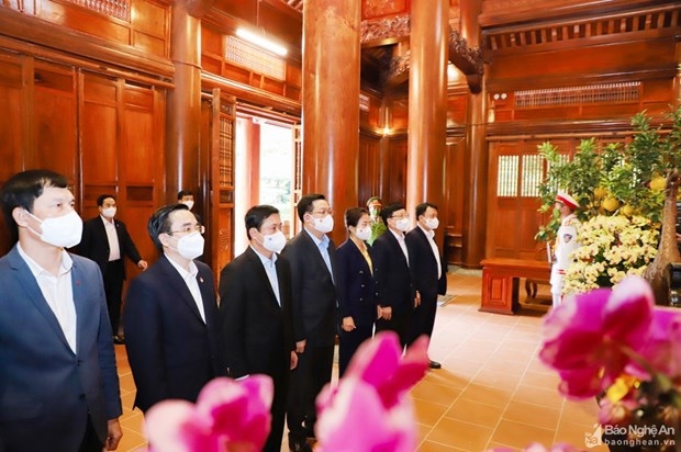 Chủ tịch Quốc hội Vương Đình Huệ và các đại biểu thực hiện nghi lễ tưởng niệm Chủ tịch Hồ Chí Minh. (Ảnh: baonghean) 