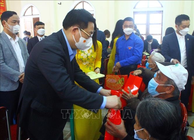 Chủ tịch Quốc hội Vương Đình Huệ tặng quà Tết cho gia đình chính sách, hộ nghèo tại huyện Nghi Lộc, Nghệ An. Nguồn: TTXVN