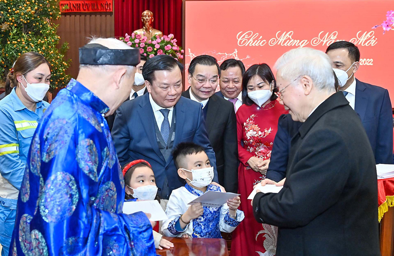 Tổng Bí thư Nguyễn Phú Trọng chúc Tết, tặng lì xì cho người dân Thủ đô.