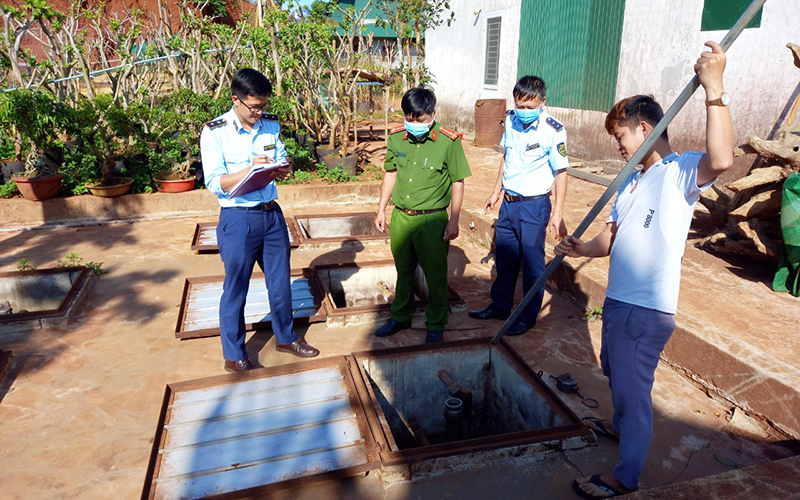 Đoàn công tác liên ngành của tỉnh Đắk Nông kiểm tra thực tế tại cửa hàng xăng dầu tạm dừng hoạt động trên địa bàn.