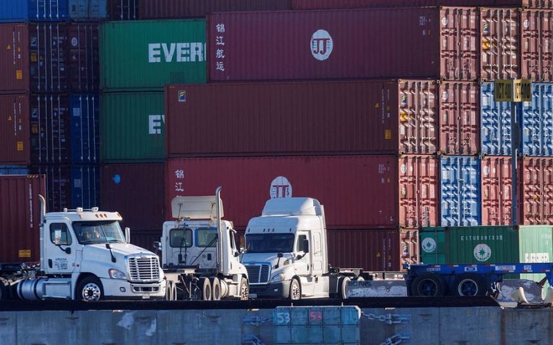 Xe tải bốc dỡ container tại cảng Los Angeles ở Los Angeles, California, Mỹ, ngày 22/11/2021. Ảnh: Reuters