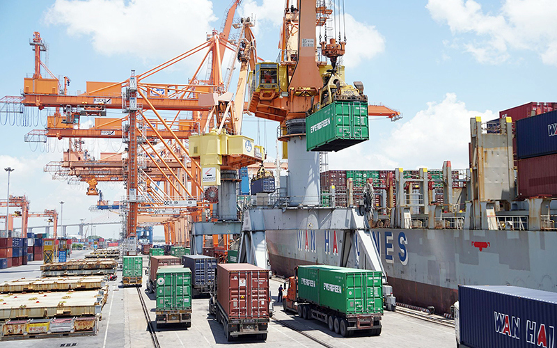 Bốc xếp hàng hóa xuất, nhập khẩu tại cảng Tân Vũ, Hải Phòng. Ảnh: Đăng Duy