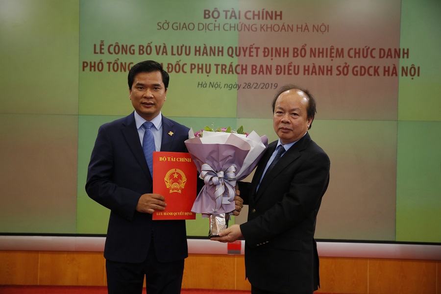 Thứ trưởng Bộ Tài chính Huỳnh Quang Hải trao Quyết định giao ông Nguyễn Như Quỳnh giữ chức Phó Tổng Giám đốc Phụ trách Ban điều hành HNX.