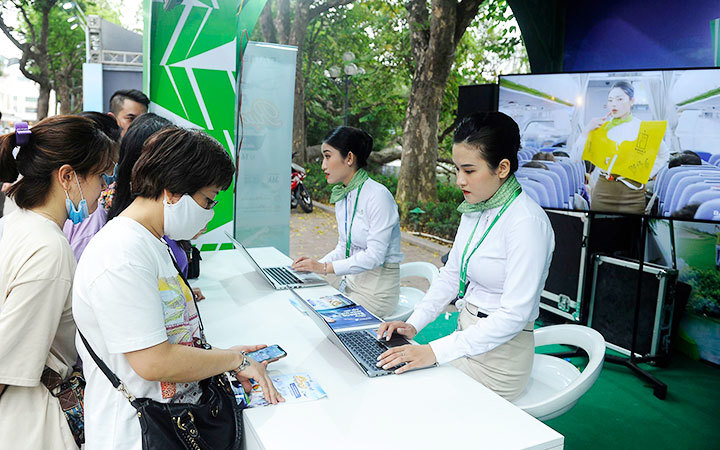 Khách hàng đặt mua vé máy bay trên điện thoại di động tại lễ hội du lịch và văn hóa ẩm thực Hà Nội năm 2021 (trước khi dịch COVID-19 bùng phát lần thứ tư).