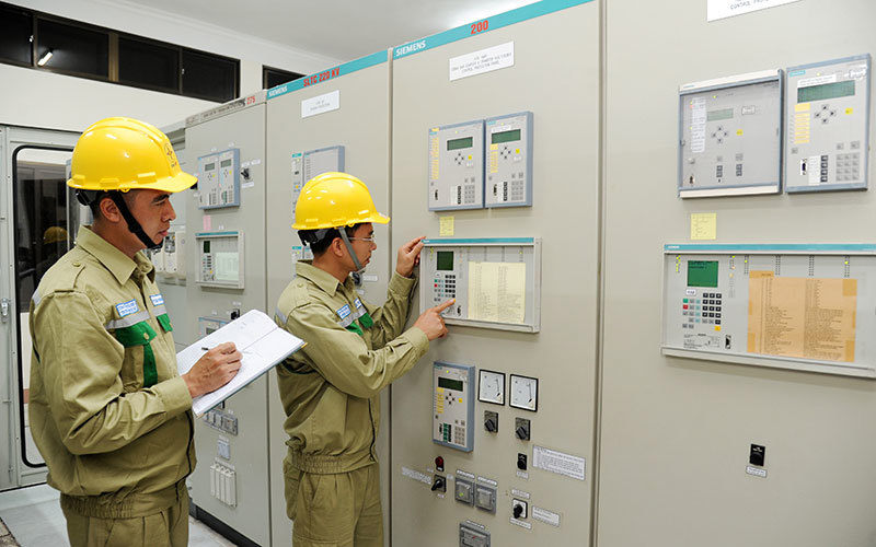 Kỹ sư Truyền tải điện Tây Bắc kiểm tra thông số vận hành thiết bị tại Trạm biến áp 220 kV Việt Trì (Phú Thọ). Ảnh: Lê Tuấn