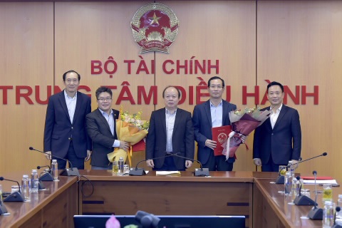 Thứ trưởng Huỳnh Quang Hải trao các Quyết định điều động bổ nhiệm cho các chức danh Chủ tịch và Tổng giám đốc Sở giao dịch chứng khoán Việt Nam.