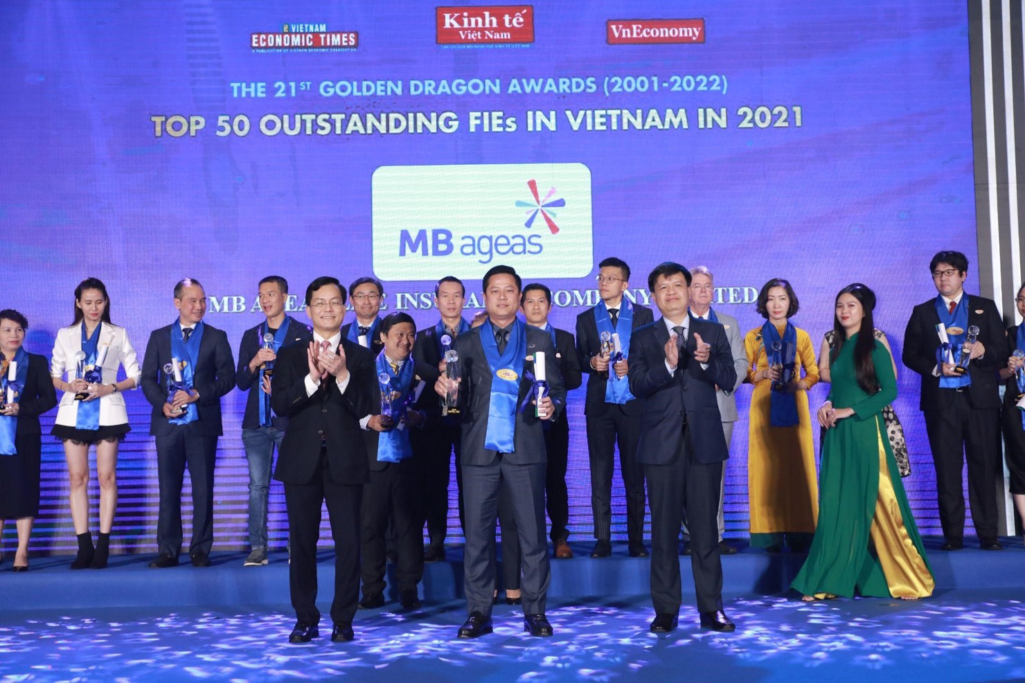 Ông Lê Phạm Duy - Phó Tổng giám đốc đại diện MB Ageas Life lên nhận giải thưởng tại Chương trình Rồng Vàng 2022. 