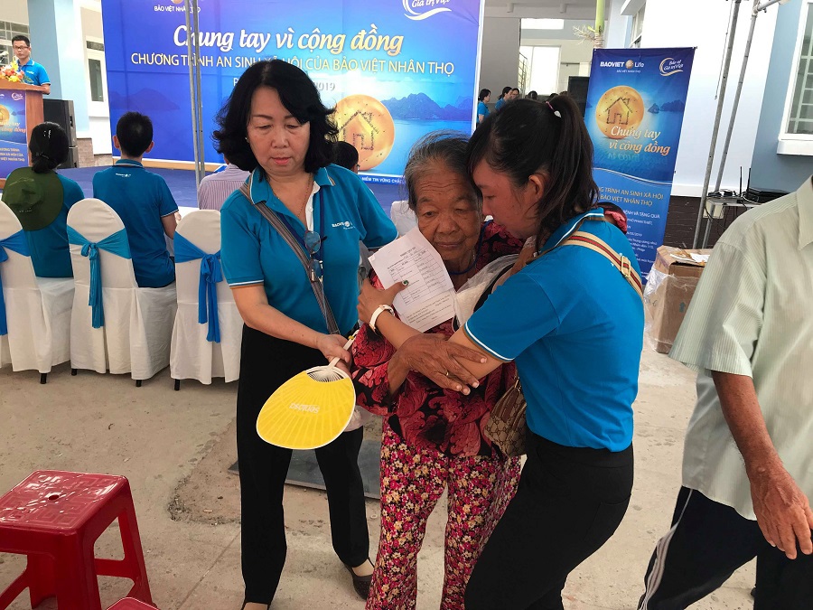 Các tình nguyện viên Bảo Việt Nhân thọ hỗ trợ tận tình bà con đến khám bệnh.