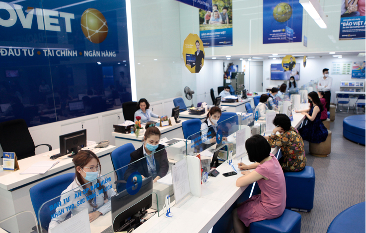 Kh&aacute;ch h&agrave;ng giao dịch tại&nbsp;BAOVIET Bank.