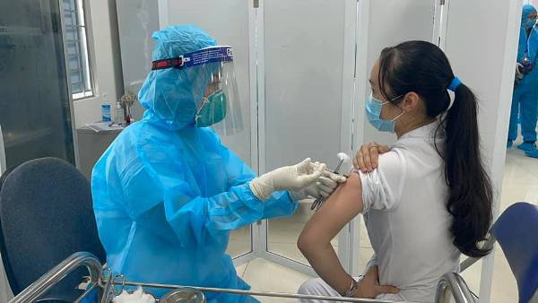 Tiêm vắc xin Covid-19 cho nhân viên y tế. Nguồn: dangcongsan.vn