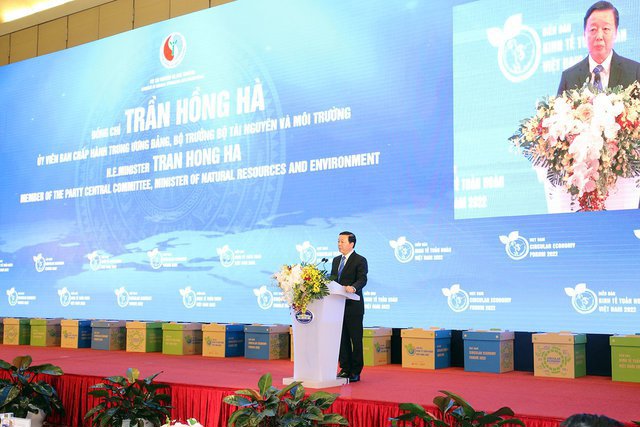 Bộ trưởng Trần Hồng Hà phát biểu tại Tại Hội nghị khởi động xây dựng Kế hoạch hành động quốc gia thực hiện kinh tế tuần hoàn của Việt Nam. Ảnh: VGP