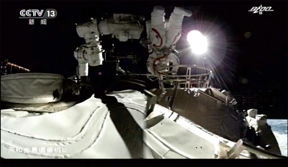 Hình ảnh cắt từ video của CCTV cho thấy phi hành gia Lưu Bá Minh bước ra khỏi trạm vũ trụ.