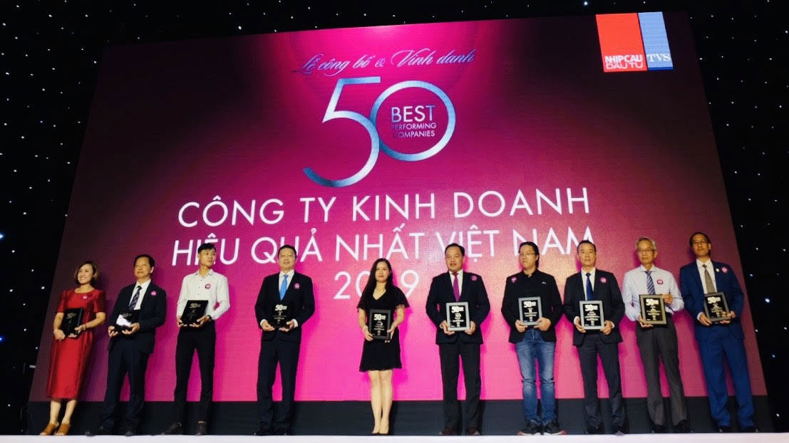 Đại diện Tập đoàn Bảo Việt nhận giải tại Lễ vinh danh Top 50 Công ty kinh doanh hiệu quả nhất Việt Nam 2019 ngày 10/7/2020.