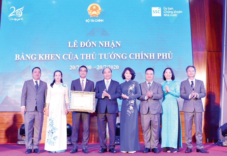 Sở Giao dịch Chứng khoán TP. Hồ Chí Minh nhận Bằng khen của Thủ tướng Chính phủ nhân dịp kỷ niệm 20 năm thành lập.