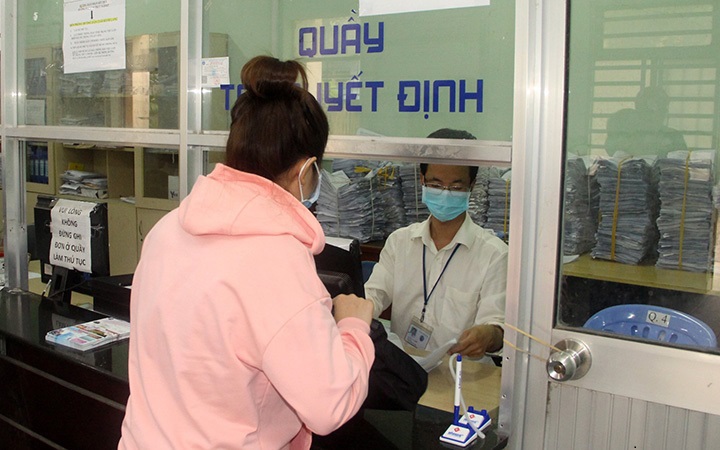Xử lý hồ sơ bảo hiểm thất nghiệp của người lao động trước khi dịch bùng phát ở TP. Hồ Chí Minh.  Quý Hiền).