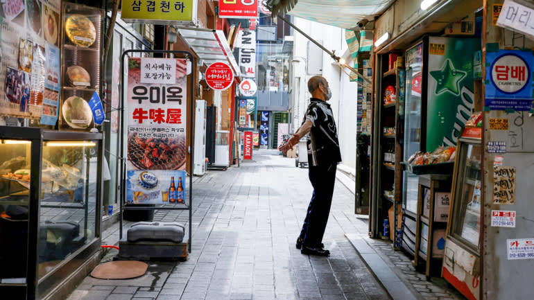 Các cửa hàng bán lẻ và doanh nghiệp nhỏ Hàn Quốc chịu tác động mạnh bởi các biện pháp phòng dịch. Nguồn: Nikkei Asia